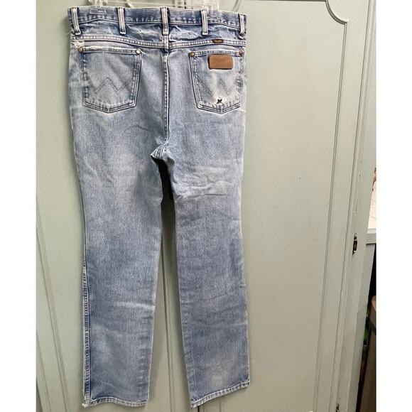 Wrangler Light Wash Distressed Jeans 35x36 Thrashed Destructed Mens 936 PWD - Picture 2 of 10